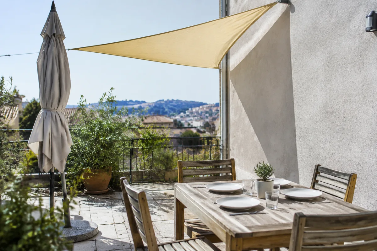 Ombre sur la terrasse : comparatif des solutions et prix