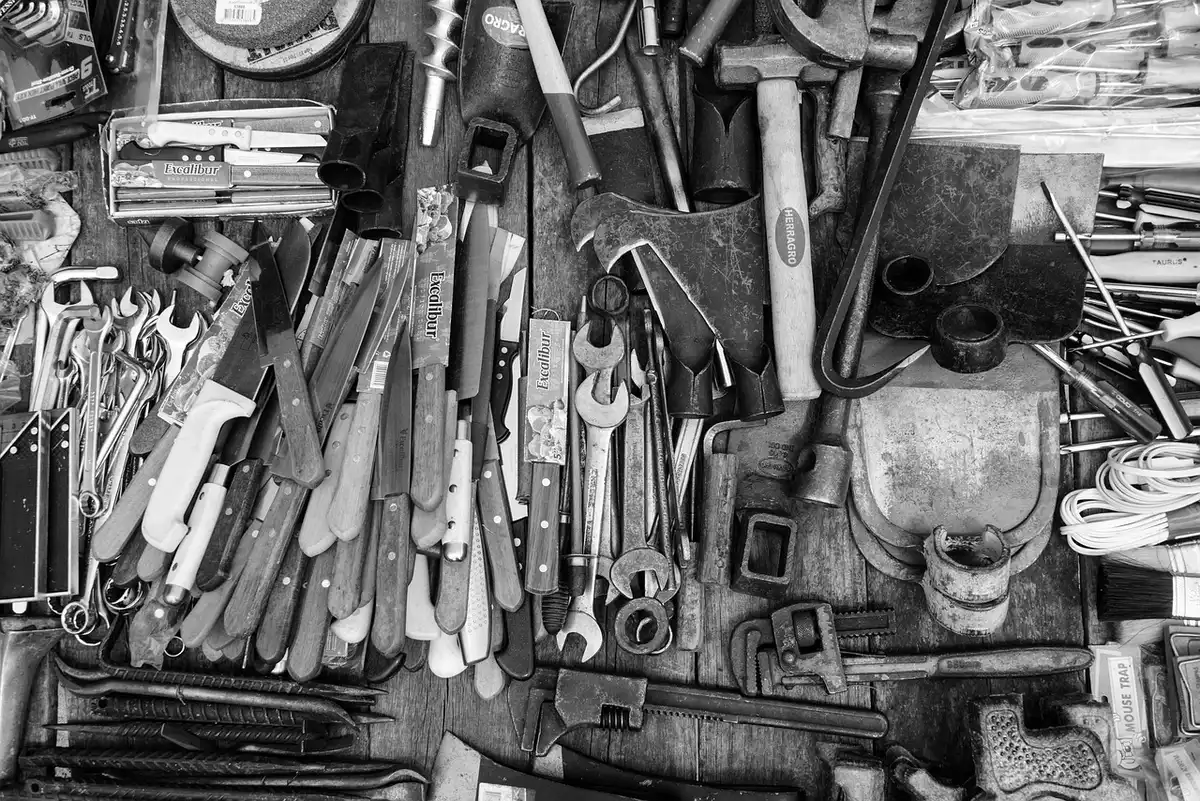 Outillage de jardinage : sécateurs, rateau et brouette